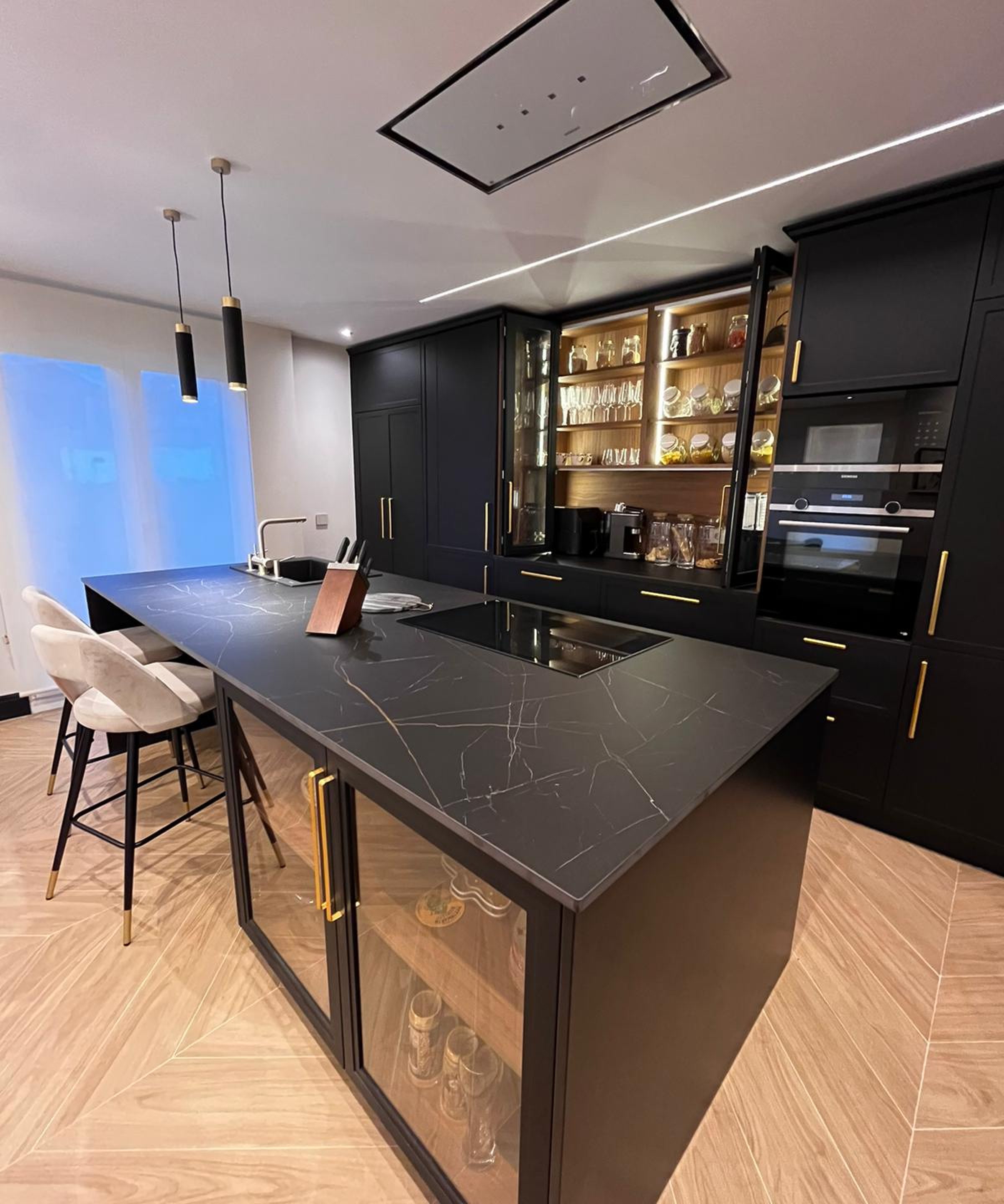 Cocina a medida en Lugo - Wabicocina de carpintería gallega en Lugo en tonos negros y dorados con isla y muebles hasta el techo